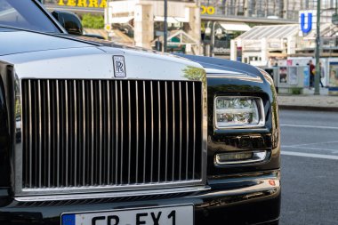 BERLİN, ALMANY - 27. Mayıs 2023: Bir Rolls Royce Phantom arabasının önünde arka planda yeraltının toplu taşıma işareti var. Yakından bakınca lüks bir limuzin..