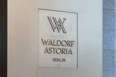 BERLİN, ALMANY - 27. Mayıs 2023: Waldorf Astoria logosu lüks otelin girişinin yanında. Sembol metalden yapılmış ve çok pahalı görünüyor. Ön cephede mimari bir özellik..