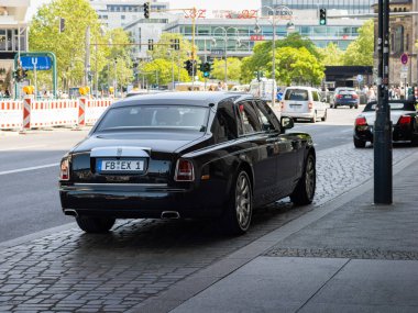 BERLİN, ALMANY - 27. Mayıs 2023: Bir Rolls Royce Phantom arabasının arkası. Lüks limuzin şehirde bir caddenin yanına park ediyor..