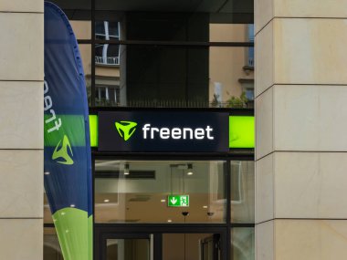 DRESDEN, ALMANY - 13. Mayıs 2023: Alman telekomünikasyon şirketinin Freenet logosu. Şehrin iç kesimlerinde web sunucusu ve bulut depolama gibi internet hizmetleri sunmak için ön cephe.