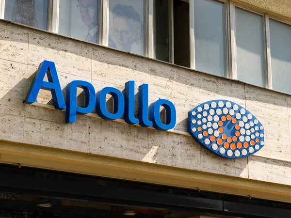 BERLİN, ALMANY - 27. Mayıs 2023: Apollo Optik logosu bir mağaza binasının dış tarafında. Alman optik şirketi Avrupa 'nın dört bir yanındaki mağazalarda gözlük ve ilgili hizmetler satıyor..