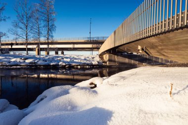 Buz, kar ve nehir üzerinde köprü olan soğuk kış ortamı.