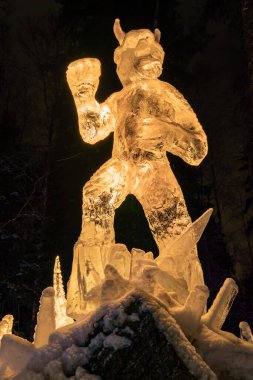 Tampere, Finlandiya 'daki buz heykeli Pauli Pate Mustajarvi' nin yaşamını anan bir anma töreninde sergilenen iki güvercini resmediyor..