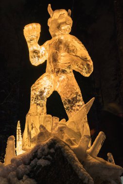 Tampere, Finlandiya 'daki buz heykeli Pauli Pate Mustajarvi' nin yaşamını anan bir anma töreninde sergilenen iki güvercini resmediyor..