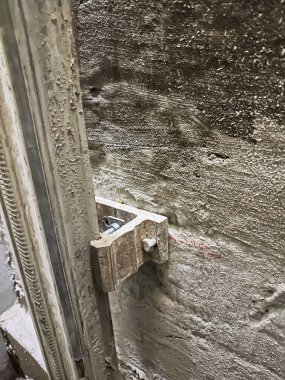 İnşaat inşaatı sırasında inşaat alanında güçlendirilmiş beton yapıda çekirdek sondajı.