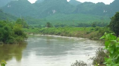 Çamurlu taşkın suyuyla azgın nehir
