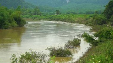 Nehirde akan sel suyu