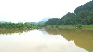 Sel basmış nehirde güçlü su akıntısı