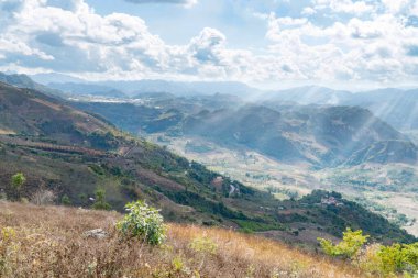 Güneş ışınları katmanlı dağ tepelerini aydınlatıyor