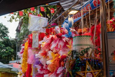 Neşeli arka plan olarak renkli fener oyuncakları