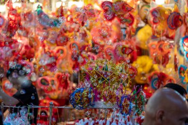Fener oyuncakları şenlik havasında