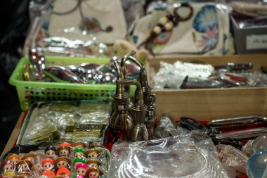 Yerel gece piyasa oyuncakları ve mücevherleri