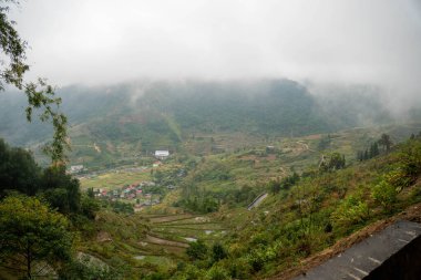 Bulutlu bir dağ vadisinde saklı köy