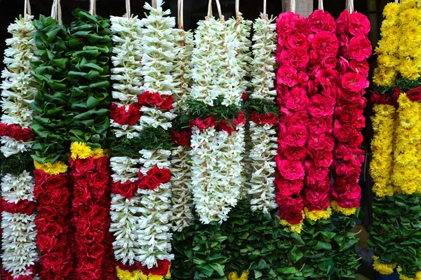 Kleurrijke bloemenslingers — Stockfoto