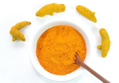 Zerdeçal tozu ve zerdeçal