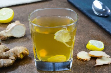 Bardakta zencefilli limon suyu