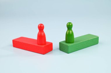 Birbirine bakan iki figür..