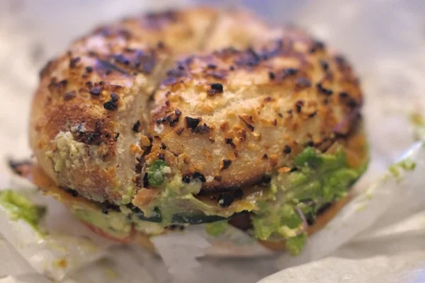 Ekmek kahvaltısı olarak simit.