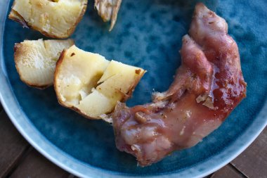 Domuz ayaklarını gurme olarak pişirdim.