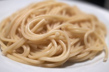 İtalyan spaguetti makarnası ve besleyici karbonhidratlar.