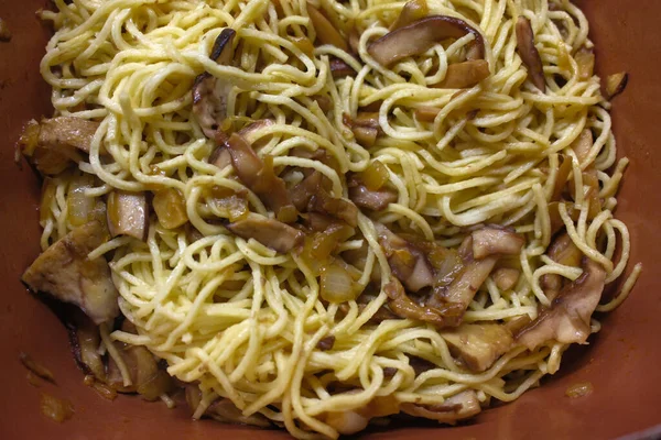İtalyan spaguetti makarnası ve besin lifleri.