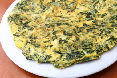 Tipik öğle yemeği olarak İspanyol omleti.