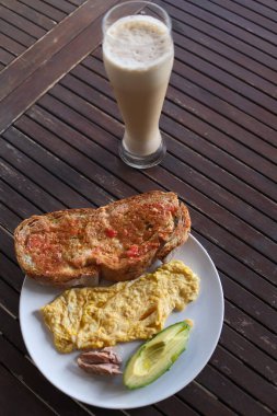 Tipik öğle yemeği olarak İspanyol omleti.