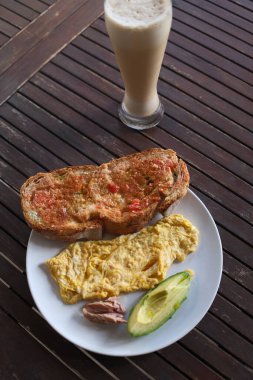 Tipik öğle yemeği olarak İspanyol omleti.