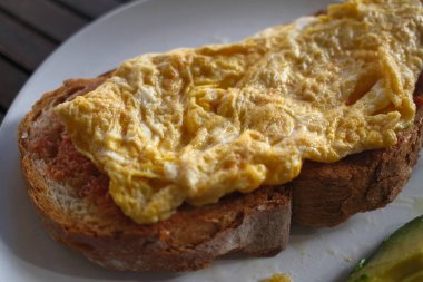 Tipik öğle yemeği olarak İspanyol omleti.