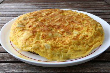 Tipik öğle yemeği olarak İspanyol omleti.