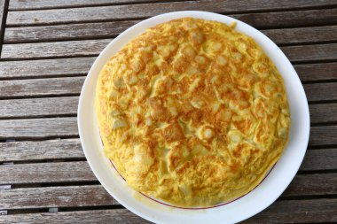 Tipik öğle yemeği olarak İspanyol omleti.