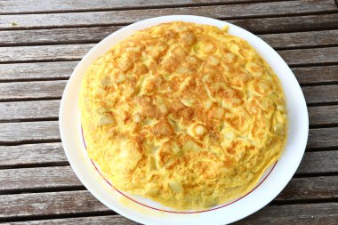 Tipik öğle yemeği olarak İspanyol omleti.