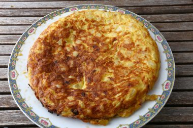 Tipik öğle yemeği olarak İspanyol omleti.