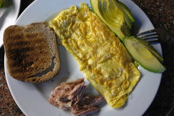 Tipik öğle yemeği olarak İspanyol omleti.