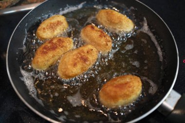 Tipik ekmek arası İspanyol yemekleri gibi İspanyol kroketleri.