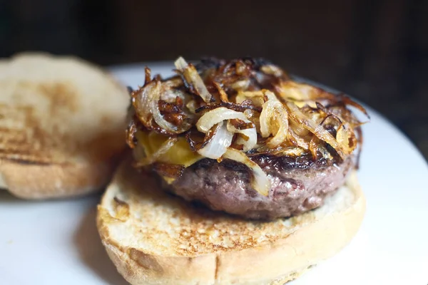 Amerikan yemeği olarak kıymalı et burger. 