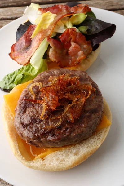 Amerikan yemeği olarak kıymalı et burger. 