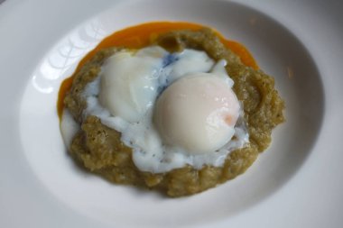 Kahvaltı için pişmiş yumurta.