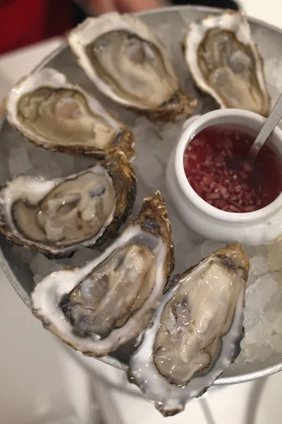 Kutlama için taze istiridye, lüks gurme yemekleri gibi.