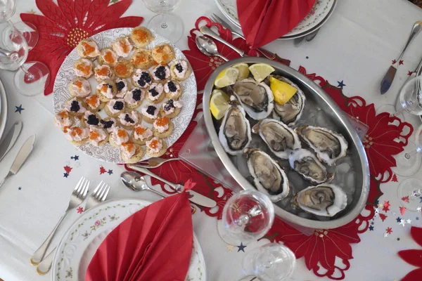 Kutlama için taze istiridye, lüks gurme yemekleri gibi.