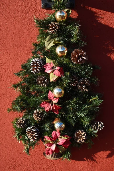 Noel, geleneksel aile kutlaması için dekorasyona itiraz ediyor