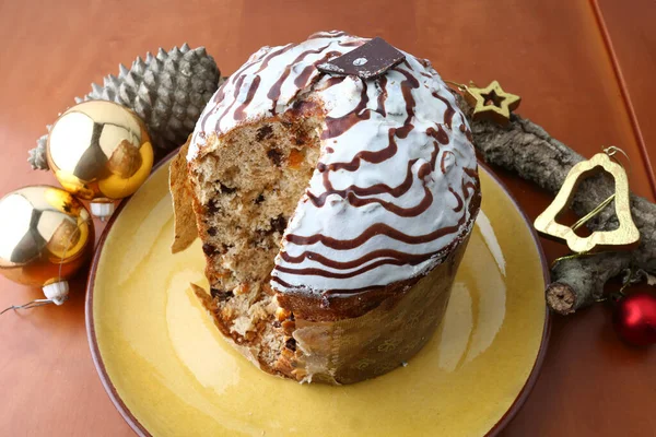 Geleneksel İtalyan Noel tatlısı Pannetonne olarak bilinir.