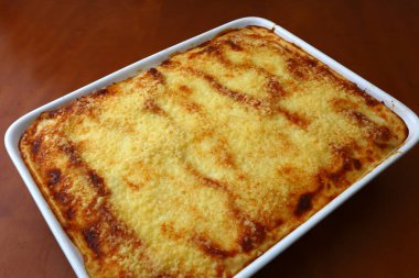 Ev yapımı peynirli ve soslu Cannelloni.