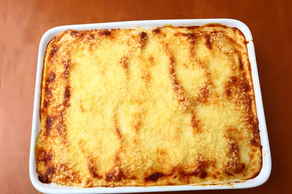 Ev yapımı peynirli ve soslu Cannelloni.