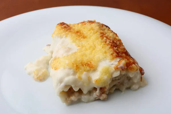 Ev yapımı peynirli ve soslu Cannelloni.