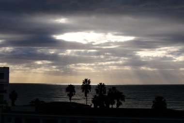 Yumuşak ışık tonlarıyla dramatik bulutlu gökyüzü