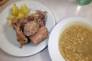 Noel için tipik İspanyol ve katalan çorbası.