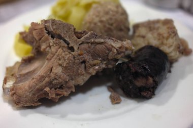 Noel için tipik İspanyol ve katalan çorbası.