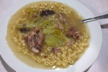 Noel için tipik İspanyol ve katalan çorbası.