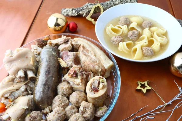 Noel için tipik İspanyol ve katalan çorbası.